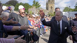 Carlos III visita Gales antes de velar el féretro de Isabel II
