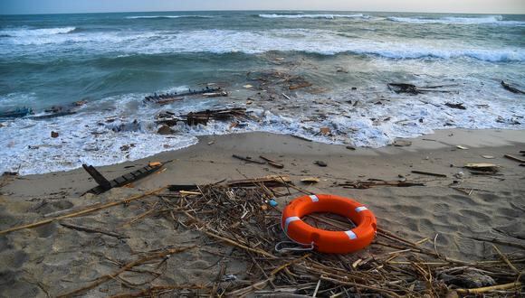 Escombros de un naufragio llegaron a la costa en Steccato di Cutro, al sur de Crotone, después de que un barco de inmigrantes se hundiera frente a la región de Calabria, en el sur de Italia, el 26 de febrero de 2023. (Foto de Alessandro SERRANO / AFP)