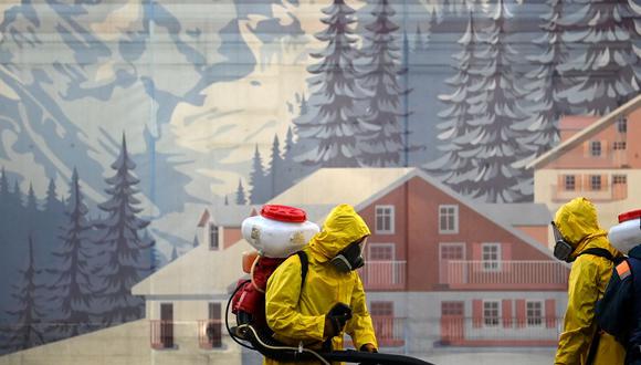 Los militares del Ministerio de Emergencias de Rusia con equipo de protección desinfectaron la estación de tren Savelovsky, en Moscú, el 26 de octubre de 2021, en medio de la pandemia de coronavirus. (KIRILL KUDRYAVTSEV / AFP).