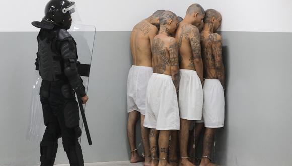 Imagen de archivo | Policía vigilando la llegada de internos de las pandillas MS-13 y 18 al nuevo penal "Centro de Confinamiento de Terroristas". (Foto de Presidencia salvadoreña / AFP)