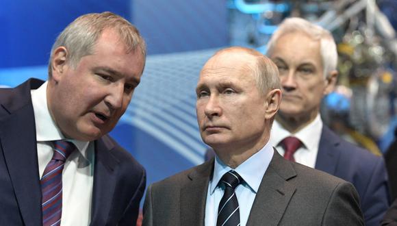 El jefe de la corporación espacial estatal Roscosmos, Dmitry Rogozin (izq), habla con el presidente ruso, Vladimir Putin, el 12 de abril de 2019. (Alexey NIKOLSKY / SPUTNIK / AFP).