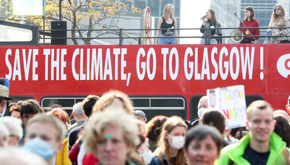 Imagen del 10 de octubre del 2021, en la que se ve a varias personas protestando por el cambio climático. REUTERS