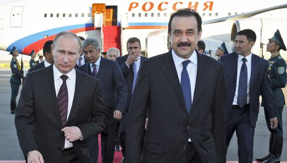 Imagen de archivo en la que se ve al presidente de Rusia, Vladimir Putin, y a Karim Masimov, exjefe de la agencia de inteligencia de Kazajistán. AP