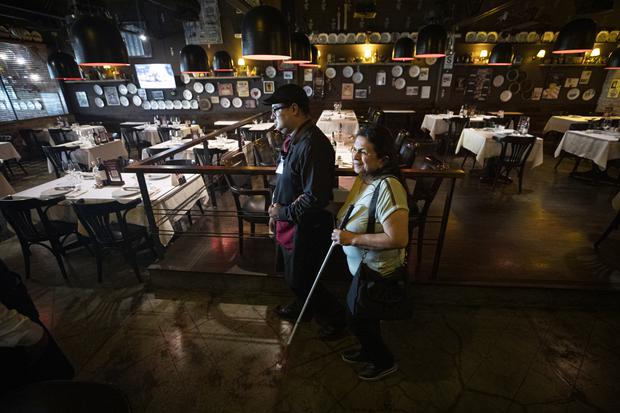 El personal del restaurante La Cabrera fue capacitado para otorgar un buen trato a personas con discapacidad visual (foto: Hugo Pérez).
