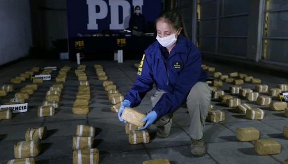 La Policía de Investigaciones de Chile muestra el decomiso de 262,1 kilos de cocaína base y armas incautadas durante un operativo realizado en la región de Valparaíso y la Metropolitana (Chile). (Foto: EFE)