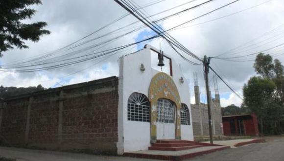 Cura oficia misa en la calle porque clausuraron su capilla