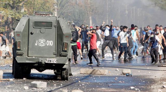 Manifestantes y policías chocan en El Bosque, Santiago de Chile, en protesta por alimentos durante la cuarentena por coronavirus. (Foto: EFE/Sebastián Silva).