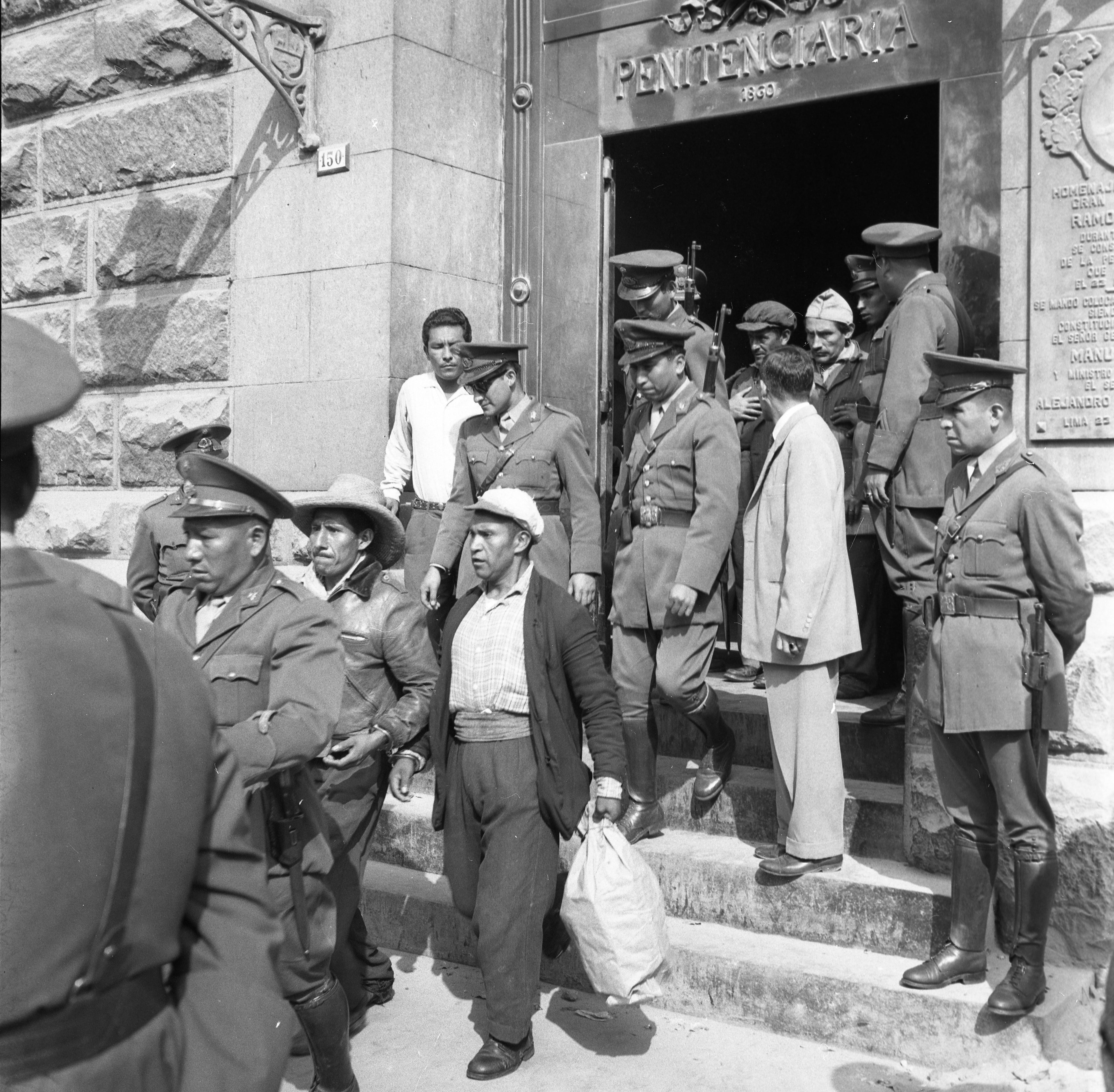 El 6 de junio de 1961, son trasladados los últimos reclusos de la Penitenciaria de Lima antes de su demolición. (Foto: Archivo Histórico El Comercio)
