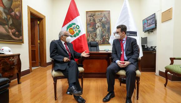 La reunión se produjo días después de que Torres Vásquez pusiera al dictador alemán como ejemplo de la importancia de obras de infraestructura en un país. (Foto: PCM)