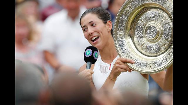 Muguruza con el plato característico de los campeonas de Wimbledon.
(Foto: Agencias / Wimbledon)