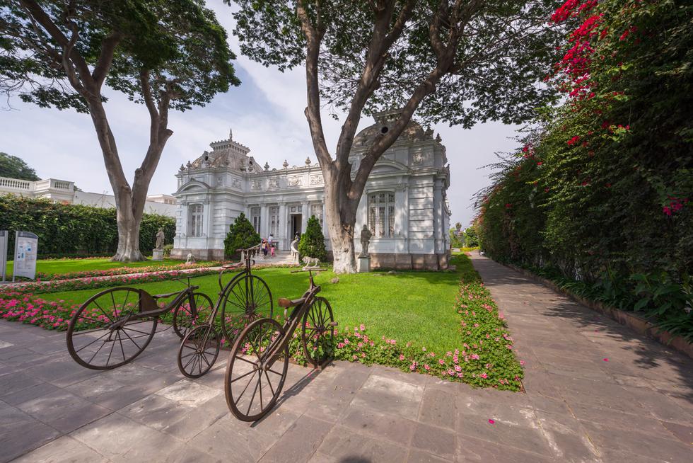 Construida en 1906 por Pedro de Osma y Pardo, abogado y político, como la casa de verano de su familia. Su diseño estuvo a cargo del prestigioso arquitecto Santiago Basurco, destaca por su estilo afrancesado, por sus vitrales art nouveau, sus techos de metal y sus arañas de cristal, así como por un entorno de bellos jardines. (Foto: Shutterstock)