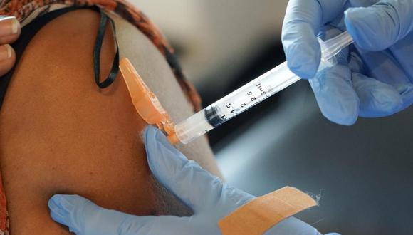 Una persona recibe una vacuna contra el coronavirus el 21 de septiembre del 2021 en Jackson, Mississippi. (AP foto/Rogelio V. Solis, File).