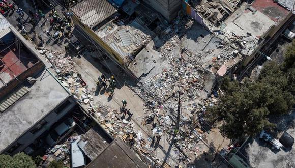 Fotografía con un dron que muestra a cuerpos de rescate en la zona donde ocurrió una explosión en Ciudad de México (México). (EFE/Madla Hartz).