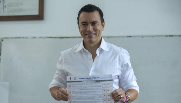 El presidente de Ecuador, Daniel Noboa, vota en un colegio electoral en Olón, provincia de Santa Elena, Ecuador, el 21 de abril de 2024, durante un referéndum sobre medidas más duras contra el crimen organizado. (Foto de Gerardo MENOSCAL/AFP)