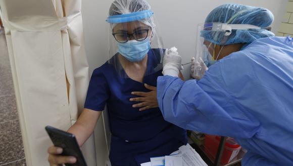 Una profesional de salud recibe la primera dosis de la vacuna de Sinopharm en el Hospital Alberto Sabogal del Callao. (Foto: Francisco Neyra/ @photo.gec)