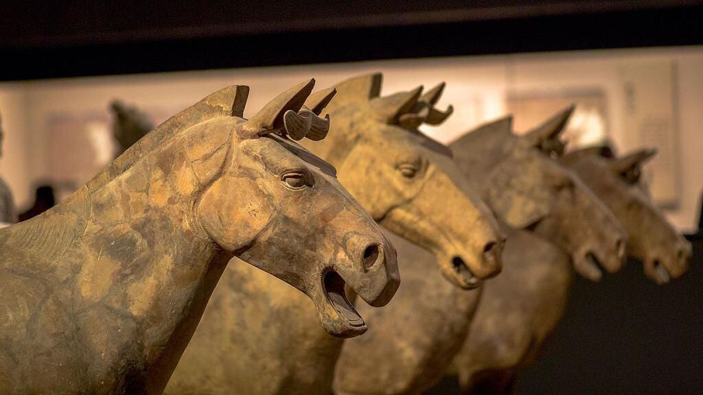 Los guerreros y caballos fueron hábilmente esculpidos en el siglo III a. C. bajo el reinado de Qin Shi Huang, el primer emperador de una China unida. (GETTY IMAGES).