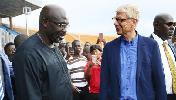 El ex entrenador de fútbol Arsene Wenger (d) conversa con el presidente de Liberia George Weah (i) a su llegada a un evento donde se reúne con niños futbolistas en el estadio Samuel Kanyon Doe Sports a las afueras de Monrovia (Liberia). (Foto: EFE)