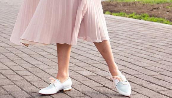 Los ‘loafers’ o mocasines en distintos tonos van muy bien con vestidos y más aún para quienes no gustan de ir con tacos a la oficina. (Foto: Míloli)