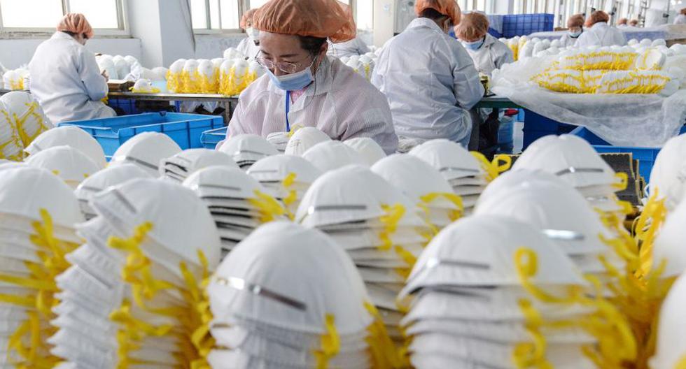 Trabajadores chinos producen máscaras faciales en una fábrica en Handan, en la provincia de Hebei. (Foto: STR / AFP).