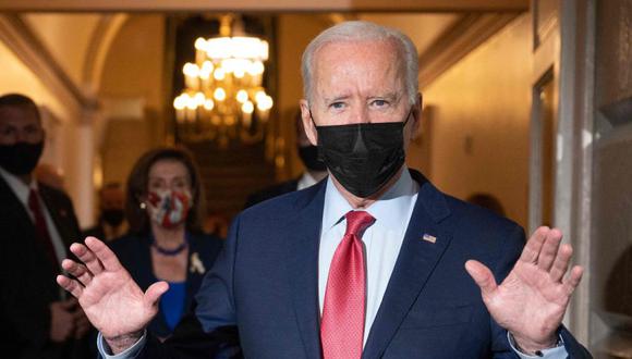 El presidente de Estados Unidos, Joe Biden, responde a las preguntas de los medios de comunicación cuando sale del Capitolio de los Estados Unidos después de una reunión con los miembros demócratas de la Cámara en Washington, DC. (Foto: Jim WATSON / AFP)