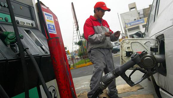 Los precios de los combustibles y de los autos nuevos se encarecieron en junio por el alza del ISC. (Foto: El Comercio)