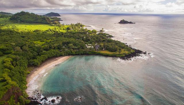 Playa de Hamoa, Maui. Hamoa se ubica a lo largo de la carretera que te lleva de la Isla Grande a Hana. Si lo que buscas es un lugar no tan concurrido, este puede ser tu destino ideal. La playa no es una de las más concurridas de Hawái, pero sí una de las más bellas. El lugar es totalmente exótico, rodeado por hermosa vegetación y arena blanca. (Foto: Shutterstock)