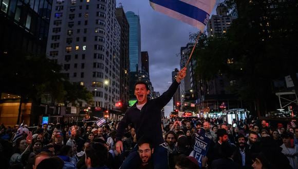 La gente asiste a una vigilia y manifestación "Apoyemos a Israel" en la ciudad de Nueva York el 10 de octubre de 2023, después de que el grupo militante palestino Hamas lanzara un ataque contra Israel. (Foto de Ed JONES / AFP)