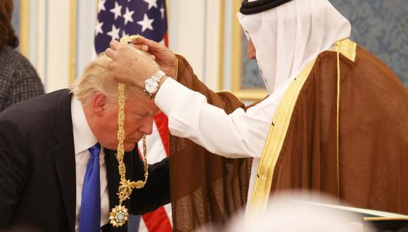 Donald Trump recibió del rey Salmán de Arabia Saudí el collar de Abdulaziz Al Saud, máximo reconocimiento del reino árabe, durante su visita a Riad. (Foto: AP)