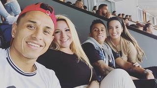 Yoshimar Yotún y Christian Cueva juntos viendo el Cruz Azul vs. Pachuca en el estadio Azteca