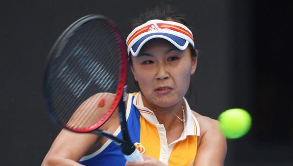 En esta fotografía de archivo tomada el 4 de octubre de 2017, la tenista china Peng Shuai durante su partido individual contra Monica Nicolescu, de Rumania, en el torneo de tenis Abierto de China en Beijing. (GREG BAKER / AFP).
