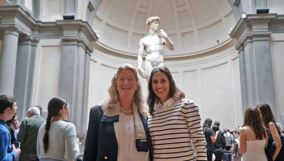 Cecilie Hollberg (izquierda) y Hope Carrasquilla (derecha) frente al David de Miguel Ángel en la Galería de la Academia de Florencia. (Foto: Galería de la Academia).