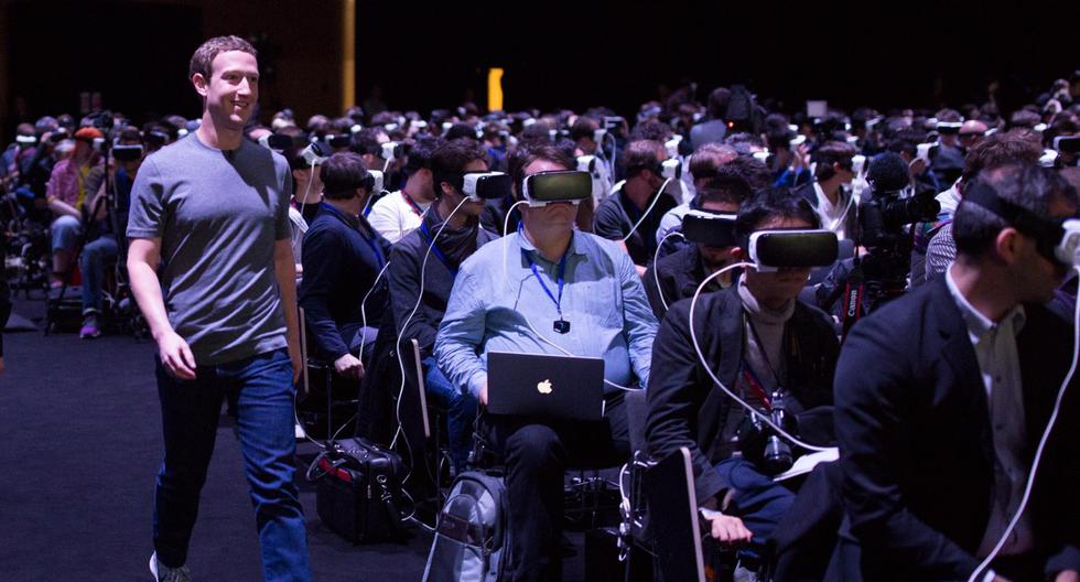 MENTE MAESTRA. Mark Zuckerberg, CEO de Facebook, en un evento sobre realidad virtual en California el 2016. Para desarrollar su metaverso, la compañía ha contratado a 10 mil nuevos ingenieros de software. (Foto: AFP)