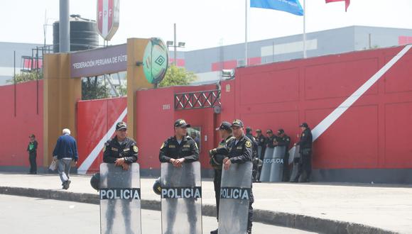 Más problemas para el fútbol peruano. La Villa Deportiva Nacional fue clausurada por la Municipalidad de San Luis debido a que la Licencia de Funcionamiento expiró en el 2014 y nadie se acercó a renovarla. (Foto: Rolly Reyna / El Comercio)