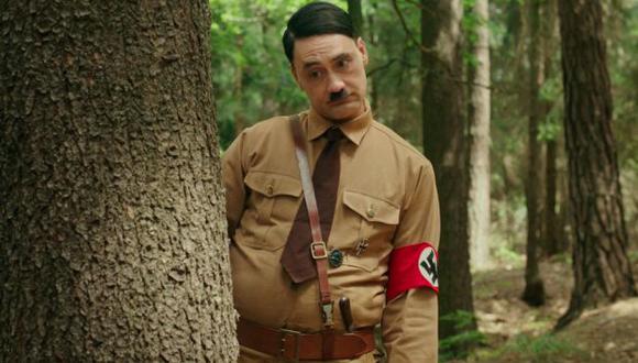 Taika Waititi dirige esta película y la protagoniza en el papel de un Hitler imaginario.