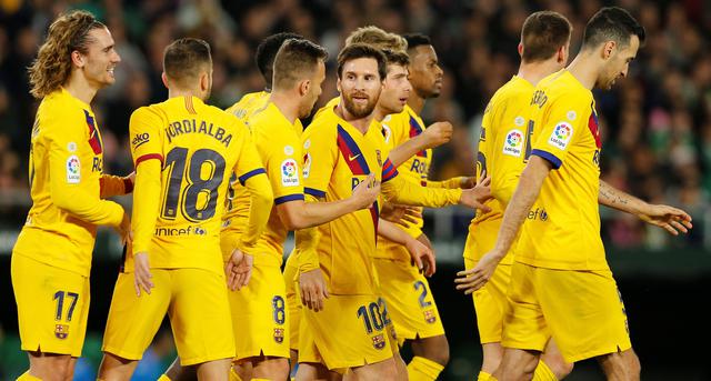 Messi arengó a sus compañeros. (Foto: AFP)