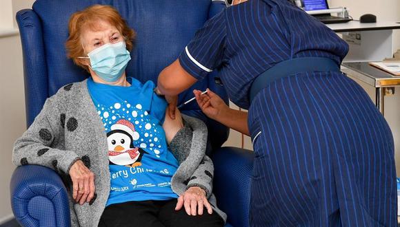 Margaret Keenan fue la primera en recibir una dosis de vacuna contra el coronavirus en el Reino Unido. (EFE/EPA/Jacob King).