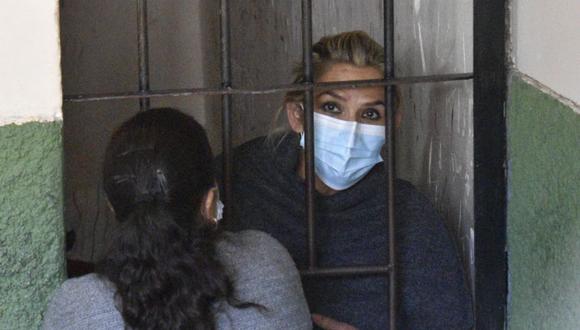 La expresidenta interina de Bolivia, Jeanine Áñez, se asoma desde las celdas de la Fuerza Especial de Lucha Contra el Crimen (FELCC), en La Paz (Bolivia). Foto de marzo del 2021. EFE