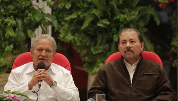 El entonces presidente de El Salvador, Salvador Sánchez Ceren (izquierda) habla junto al mandatario de Nicaragua, Daniel Ortega, el 25 de agosto de 2014. (AFP FOTO / Inti OCON).