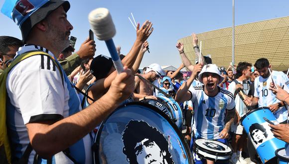 Hinchas de Argentina piden cerveza previo al partido contra Arabia Saudita. (Foto: AFA)