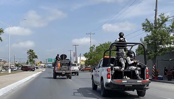 La Guardia Nacional y los vehículos militares participan en una operación para transferir a dos de los cuatro ciudadanos estadounidenses secuestrados en el noreste del crimen de México, el 7 de marzo de 2023. (Foto de AFP)