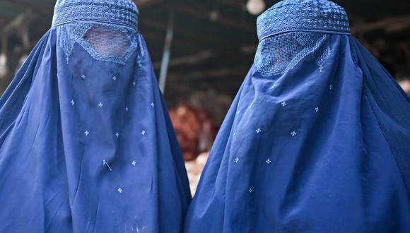 Mujeres afganas vestidas con burka en un mercado de Kabul, la capital de Afganistán, el 20 de diciembre de 2021. (Mohd RASFAN / AFP).