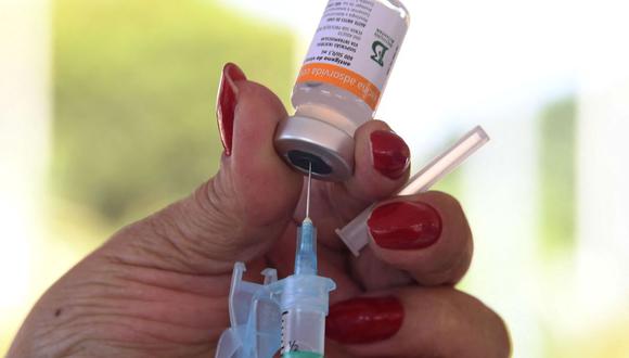 Una trabajadora de la salud prepara una dosis de la vacuna CoronaVac COVID-19 en Brasilia, Brasil, el 13 de septiembre de 2021. (EVARISTO SA / AFP).