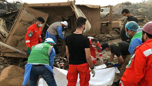 Miembros de la Fundación de Ayuda Humanitaria de Turquía (IHH) ayudan a los médicos locales a llevar a una víctima en el área del puerto de Beirut, Líbano. (Foto: Reuters)