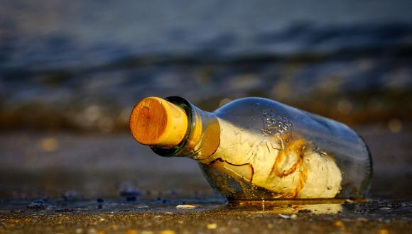 La botella que encontró un hombre en la playa tenía un inusual mensaje que se volvió viral en Internet. (Foto referencial: Antonios Ntoumas / Pixabay)