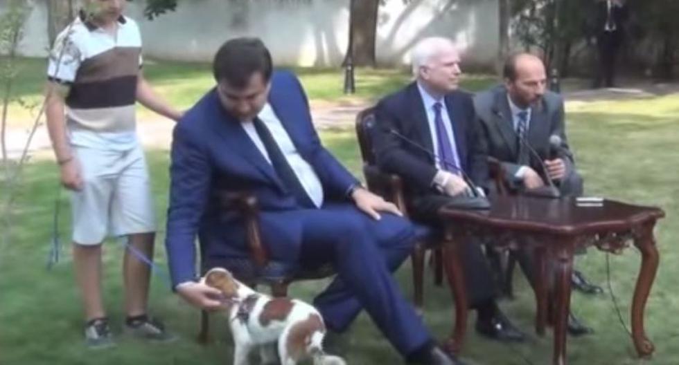 Mija&iacute;l Saakashvili juega con su perro. (Foto: YouTube)