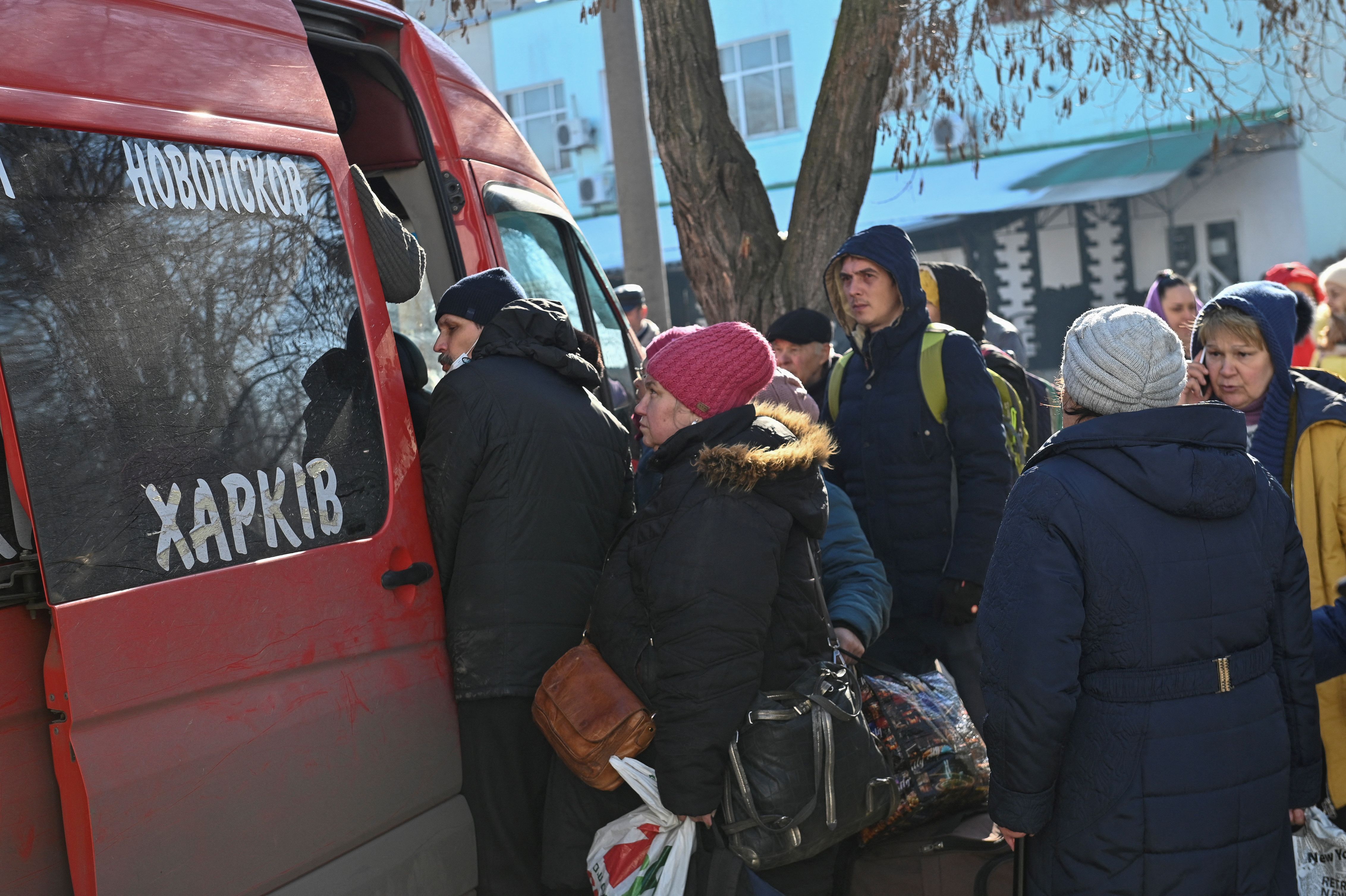 People queue to board a bus as they flee amid Russia's attack on Ukraine, in Sievierodonetsk, Luhansk region, Ukraine.  (Photo: REUTERS/Oleksii Kovalov).