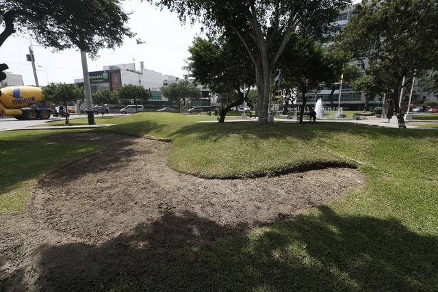 El césped de varios parques emblemáticos de Miraflores, como el Salazar o el María Reiche, está marchito. Durante tres semanas no hubo personal encargado de los jardines en el distrito (Foto: César Campos).
