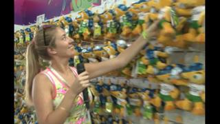 Brasil 2014: 'Miss Fútbol' de compras en la tienda de la FIFA