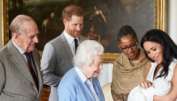 La reina Isabel también visitó a su nieto Archie. (AFP).