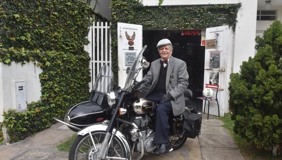 Fundador del Royal Enfield Perú Club, César Sotillo (70) es uno de los mayores cultores del motociclismo en el Perú. Amante de la Classic 500 cc, a la que le añadió un ‘sidecar’. Doble placer. (Foto: Javier Zapata)